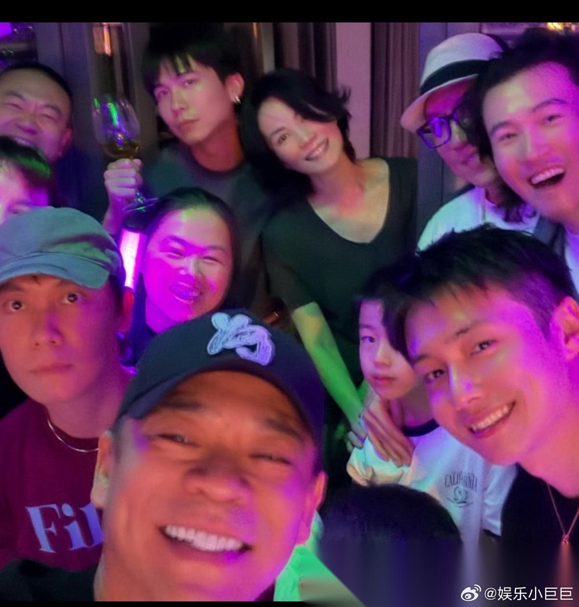 终于搞明白了， 为什么王菲要来西安？ 不是为了肉夹馍，也不是为了看谢霆锋演唱会，