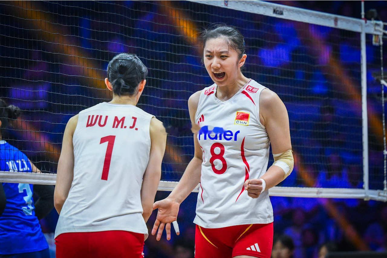 中国女排3-0中国台北女排中国女排副攻陈厚羽4分（6扣3中0失误0被拦、1拦）扣