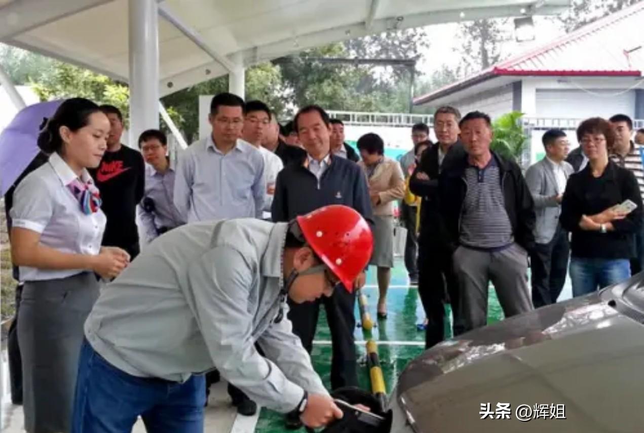 国庆自驾出行遇考验，高速服务区新能源车充电排起长队
 
国庆假期开启大规模自驾出