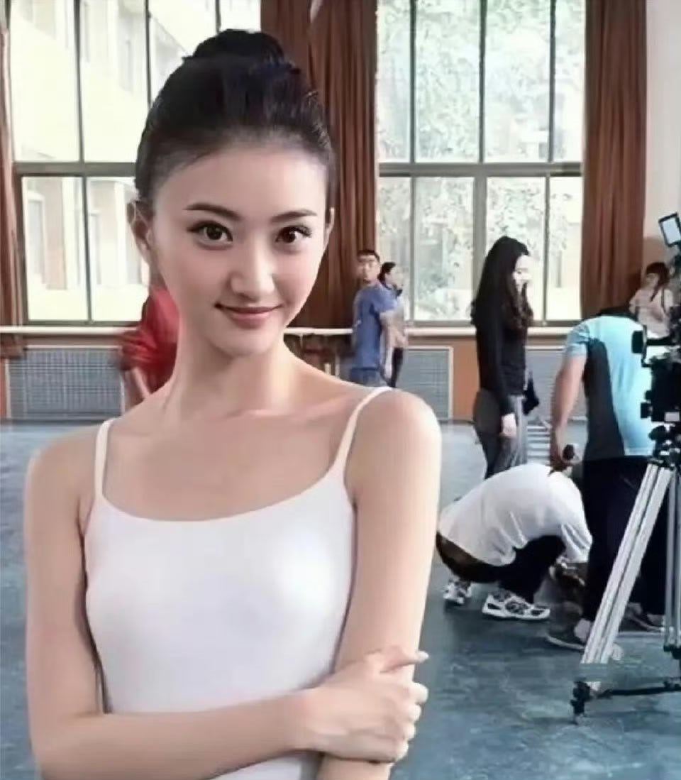 景甜的人缘真好～景甜可以与国际巨星成龙同框，与神仙姐姐刘亦菲多次合照，香港女神张