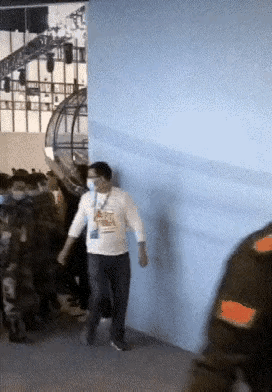 这场面就没觉得很尴尬吗？摄像师估计都不好意思再拍下去了，这谁啊？ 