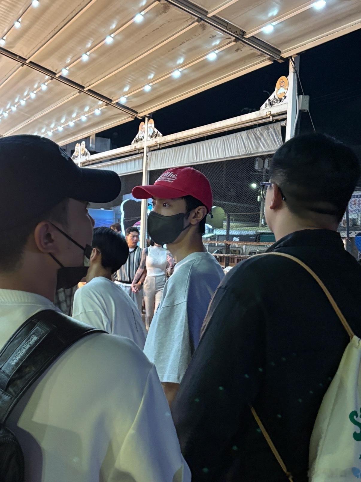 求分享plog！济州岛夜市偶遇陈哲远济州岛偶遇陈哲远逛夜市 ​​​