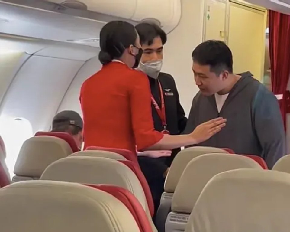 因为两个外国人迟到，航班上三百多位华人足足等了两个多小时，两名外国男子来到之后不