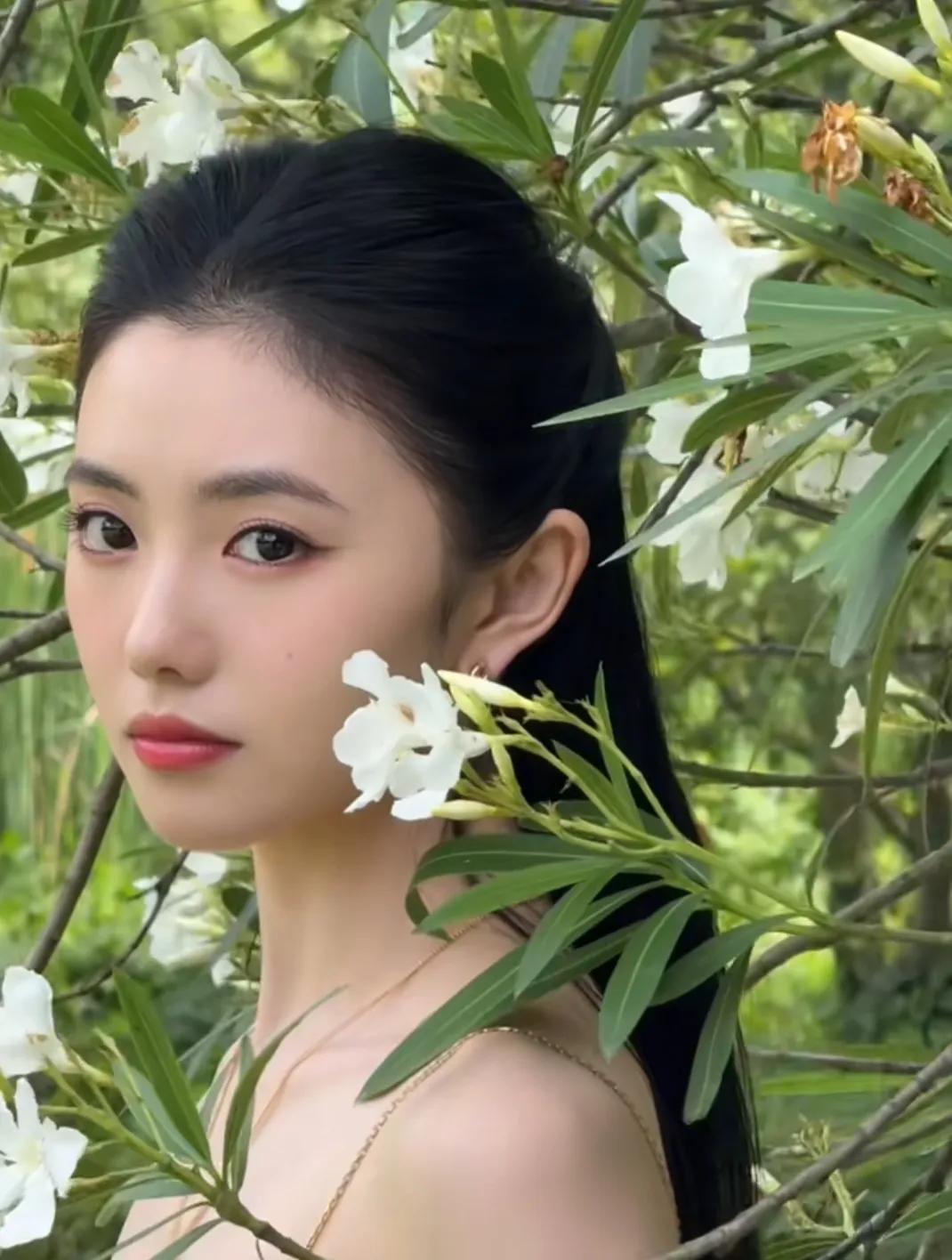 春楠老师镜头下的刘浩存
这脸部状态看起来太好了吧
皮肤好细腻
笑起来真的很像章子