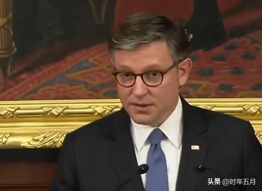 美众议长自曝在白宫战情室参与伊朗空袭决策：防御性打击已开始

美国众议长约翰逊透