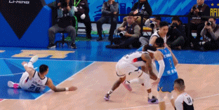 周琦珀塞尔互喷吃T，从技术含量看，貌似脾气大的周琦更吃亏


陶汉林和谢智杰第四