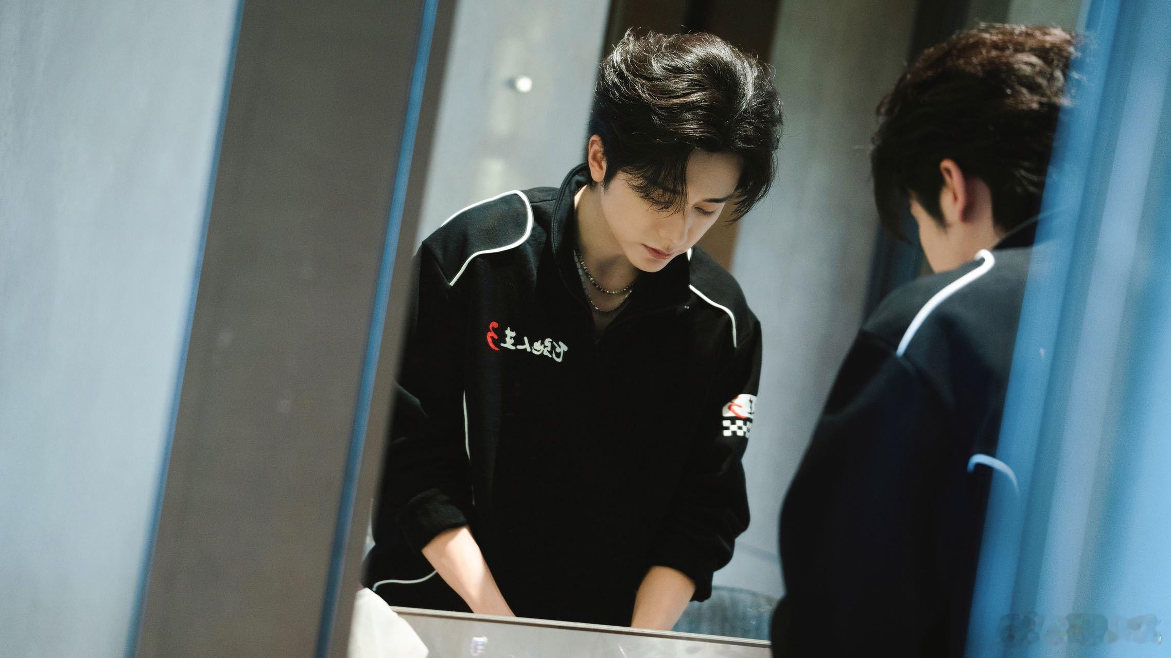 张新成飞驰人生3路演实时健身 荧幕上的张新成是赛车界的热血少年，带着不羁与冲劲；