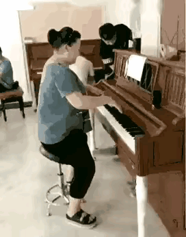 这个凳子太吓人了，妹子估计以后都不敢坐这种凳子了。
