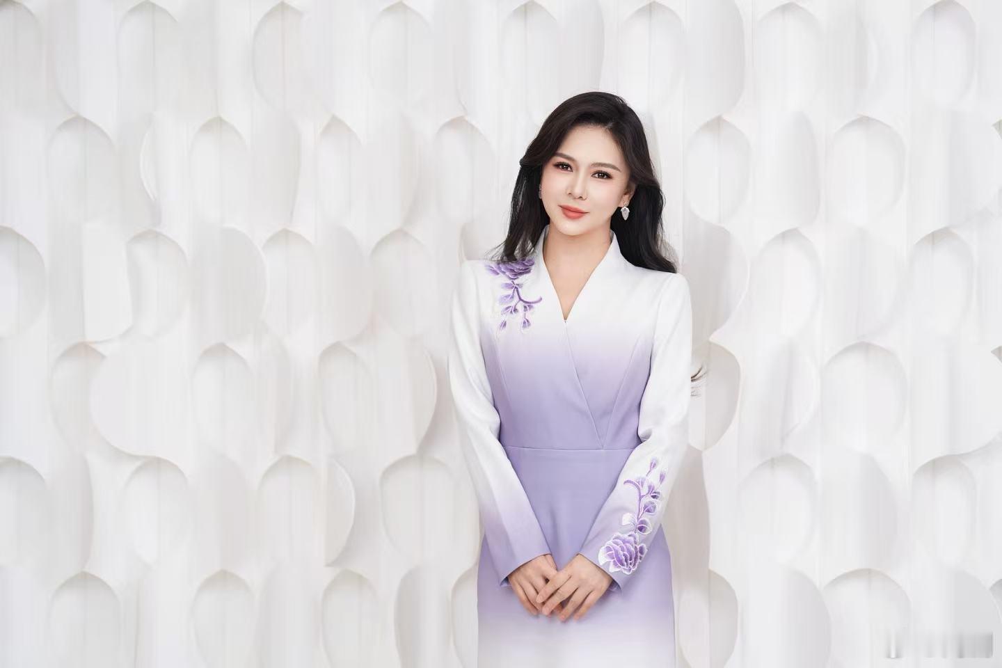 凤凰网财经节目主持人刘美希主持人刘美希写真渐变色绣花连衣裙让刘美希如同一幅流动的