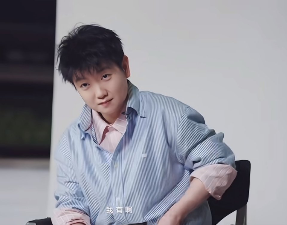 孙颖莎看起来很萌实际也很萌圆脸软萌，神态乖巧，赛场霸气之外，日常小动作与表情都透