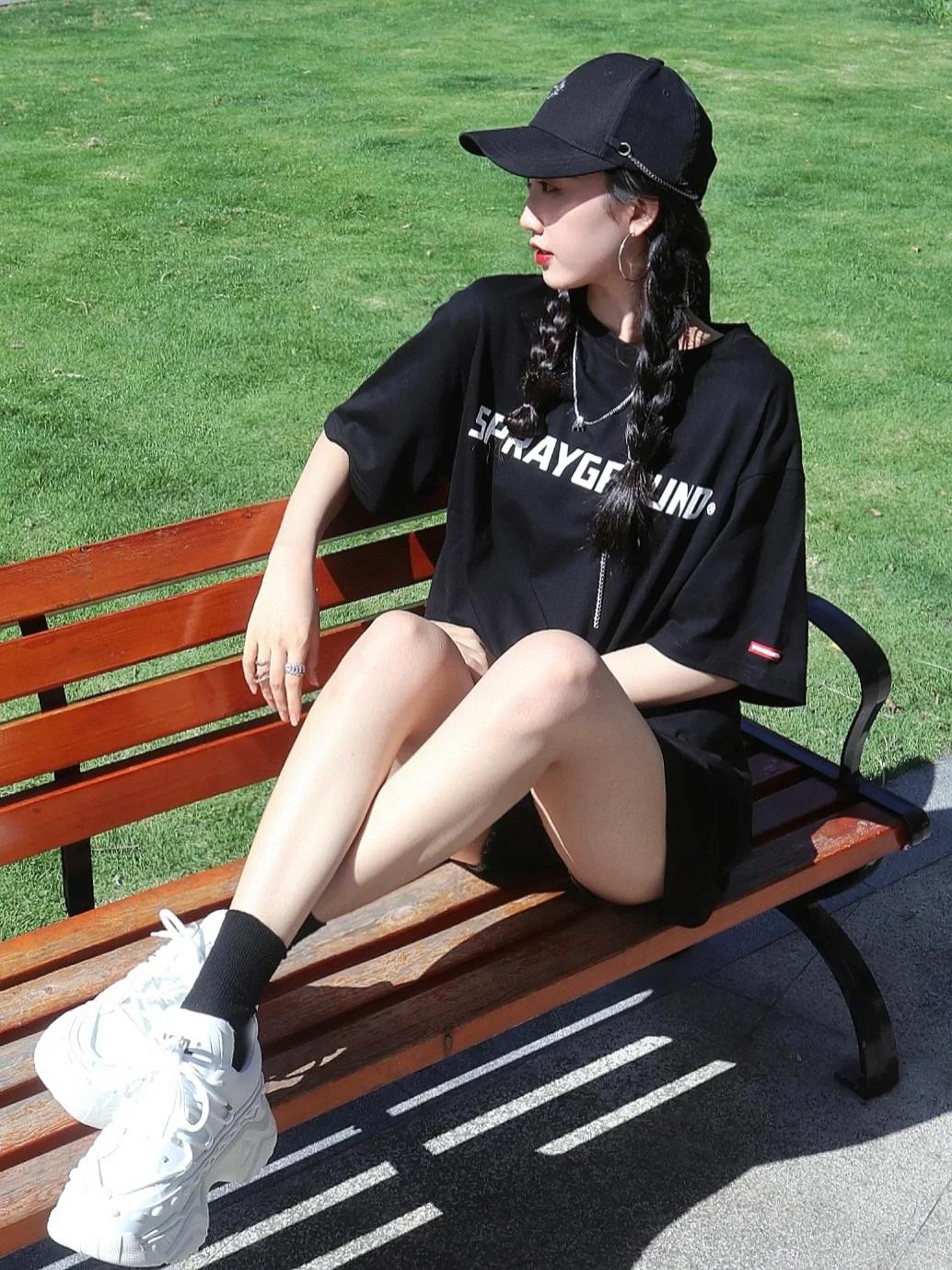 #夏日生活打卡季#👕🔥 经典黑与白的潮流碰撞，演绎不羁个性！这件黑色字母印花
