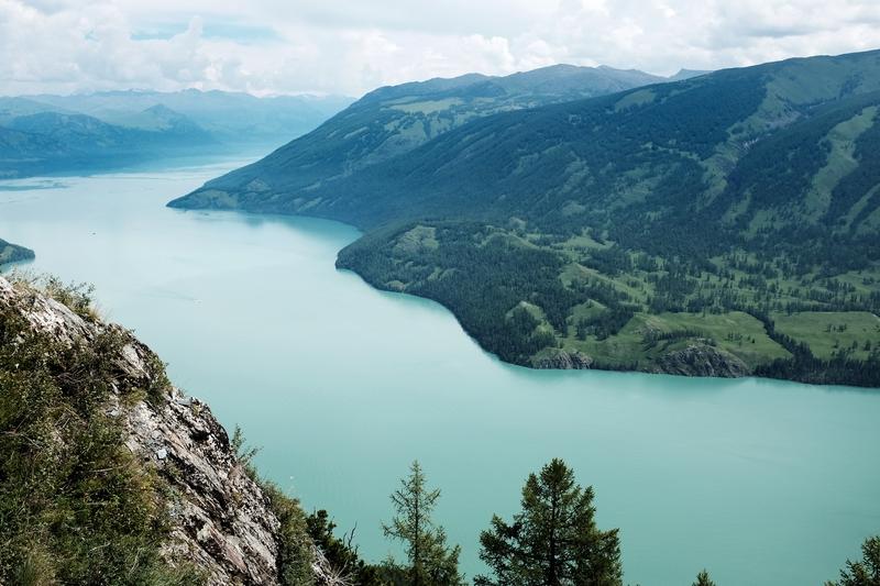 咱祖国的大好河山都快美到“溢出屏幕”了，难道还不够让人沉醉？
 
从北疆的喀纳斯