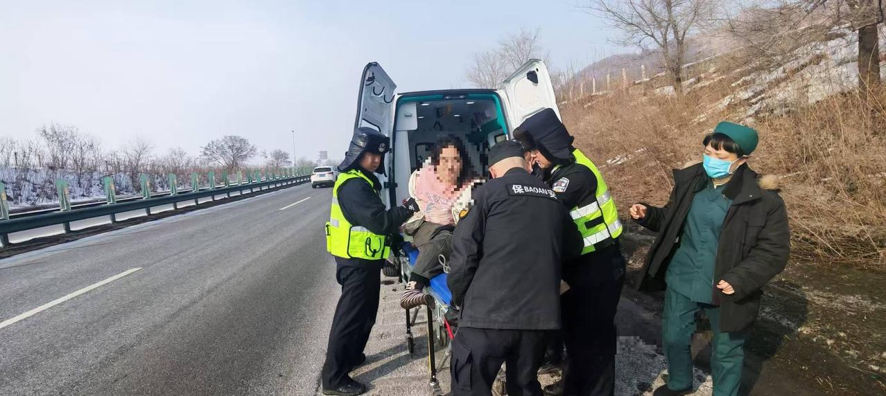 【春运归途女子突发疾病 吉林高速交警紧急救援暖民心】春节平安春运交警同行暖心警事
