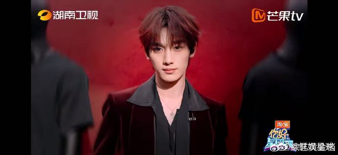 丁程鑫每次出场都帅我一脸丁程鑫红丝绒西装熟男味你好星期六颜值与气质双在线，丁程鑫