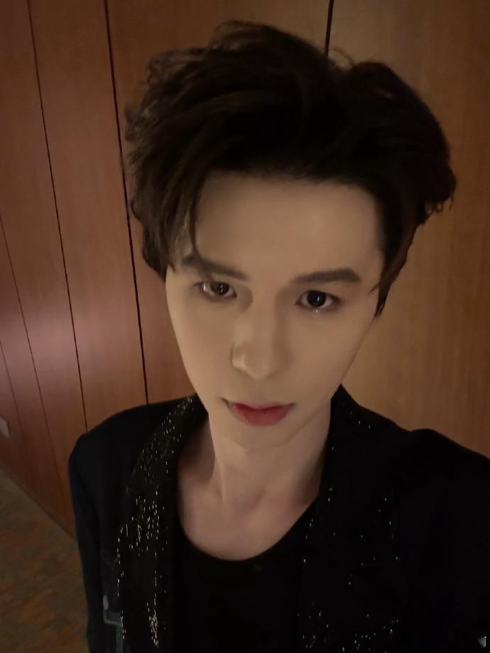 何浩楠2025也要一起看烟花和夕阳  何浩楠一起做大做强  微博之夜的奖杯是何浩