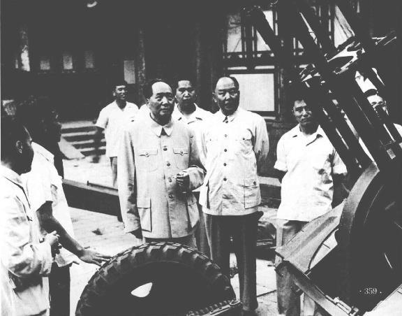 1958年6月6日，毛泽东主席(左4)在中南海观看中国仿制的四联高射机枪