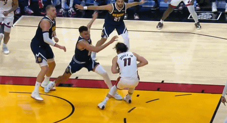 约基奇被队友误伤!!难受啊！[石化][石化][石化]