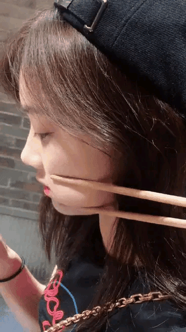 有一说一，这满脸的胶原蛋白，真想咬一口，难道这就是传说中的秀色可餐？[灵光一闪]