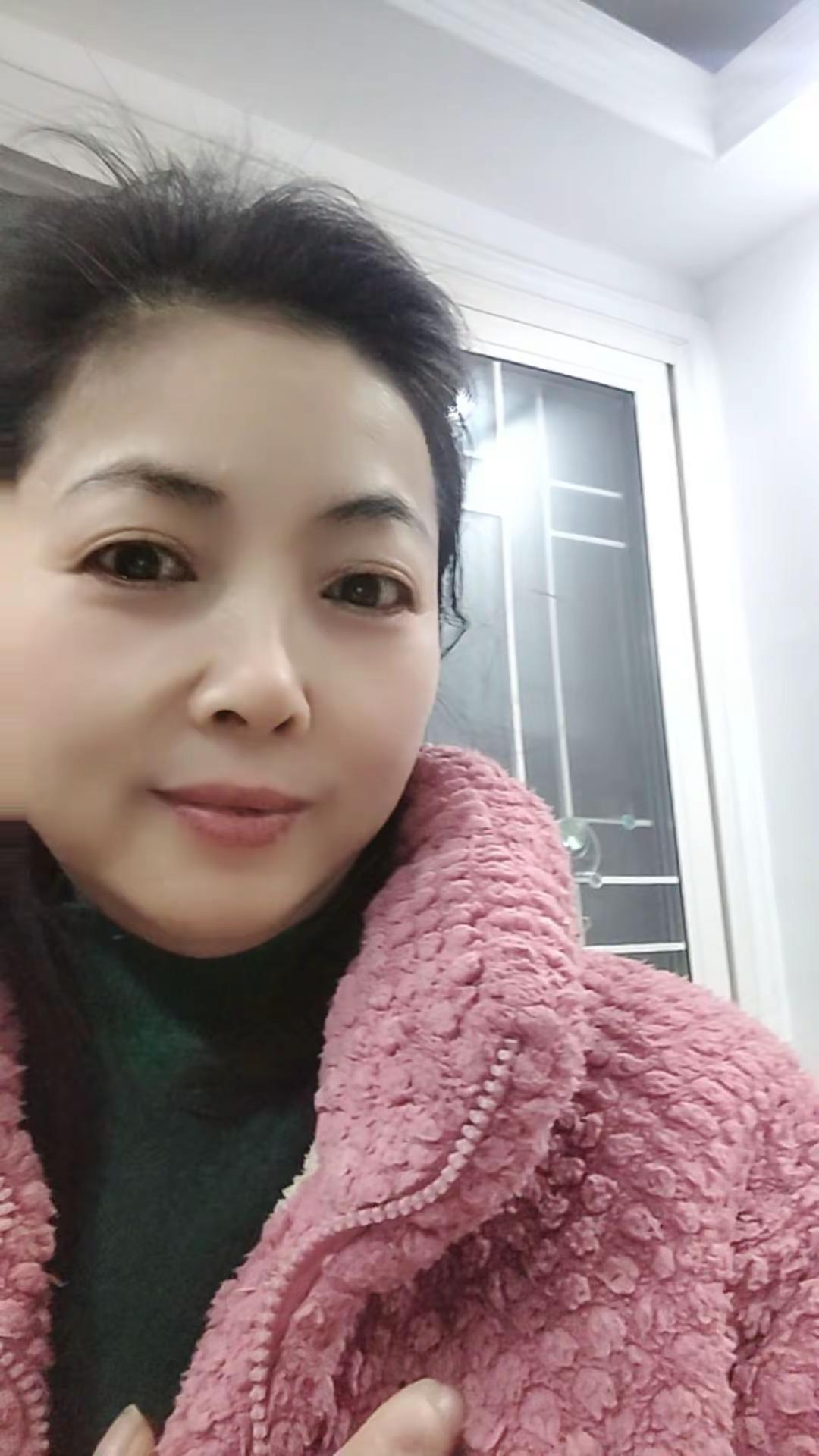 七零后的老阿姨出来臭美一下