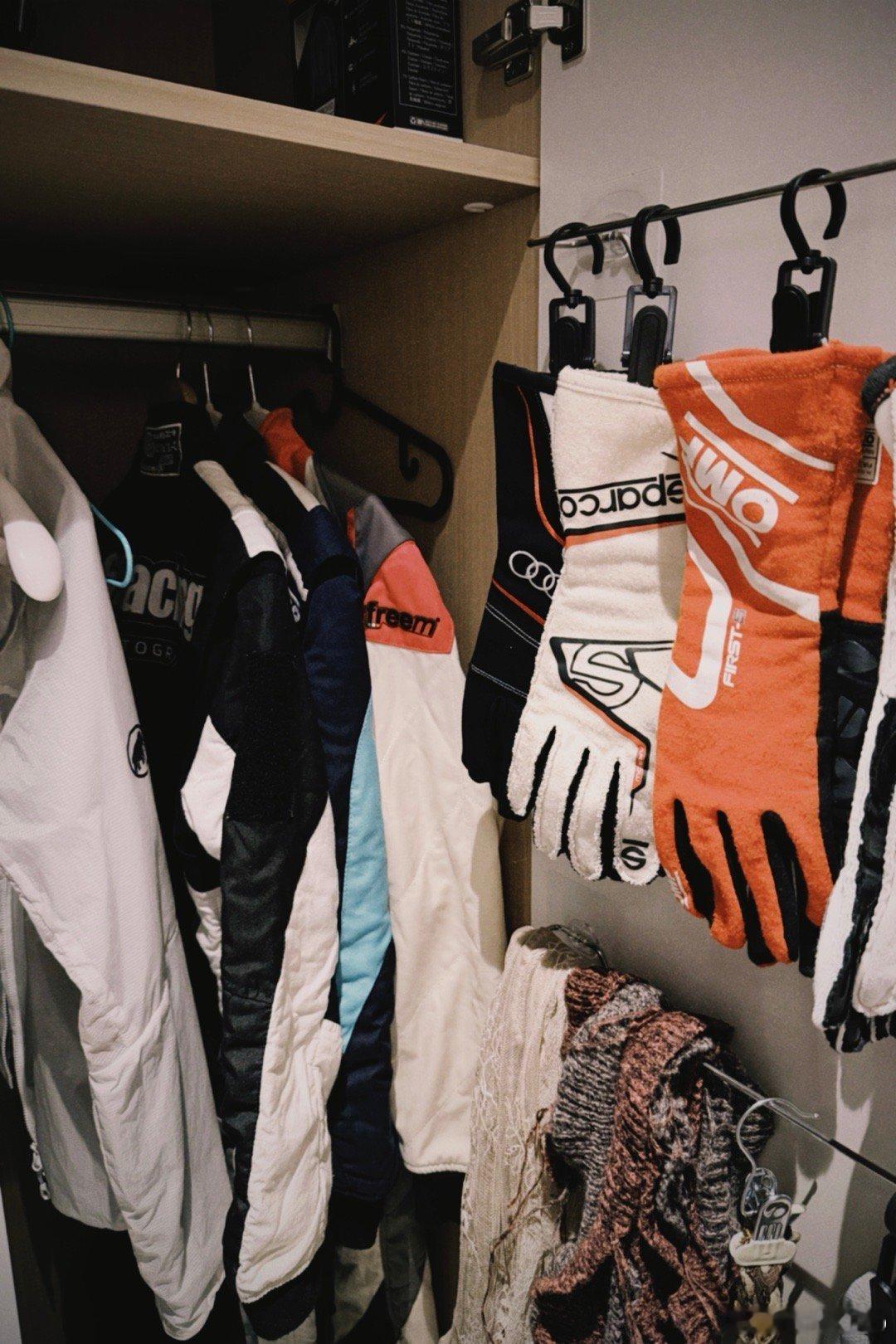 p1  收拾了一下赛车服  很舒服p2   店里的健身设备p3  天冷了小猫也变