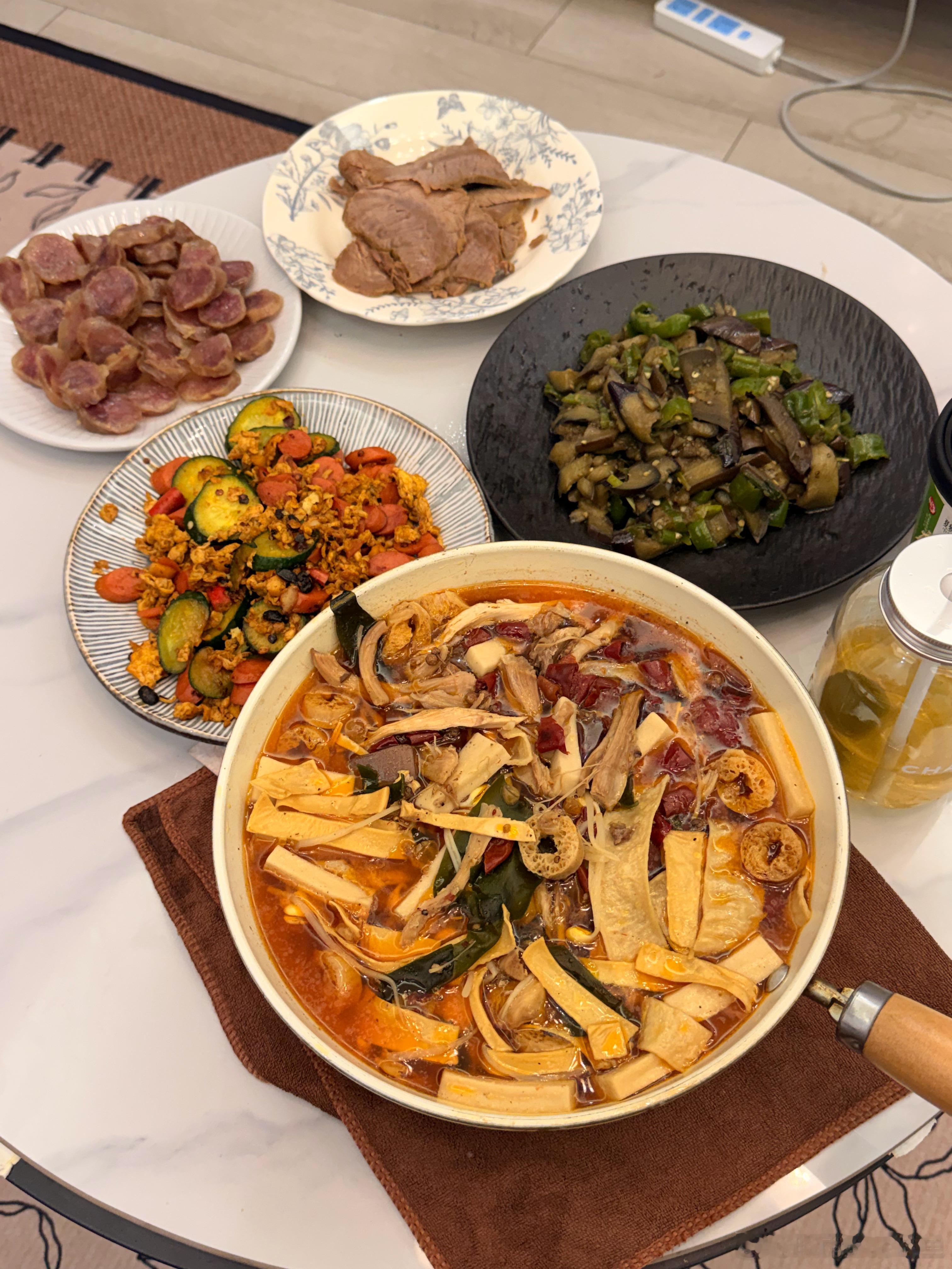 巴威美食节哈哈哈哈来我闺蜜家吃饭了 