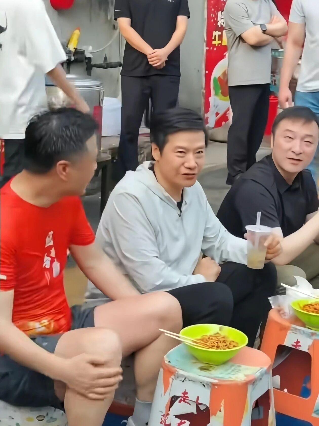 今天（6月15日）一早，雷军携一行人在武汉参加青发会，可能是好久没有回湖北了，有