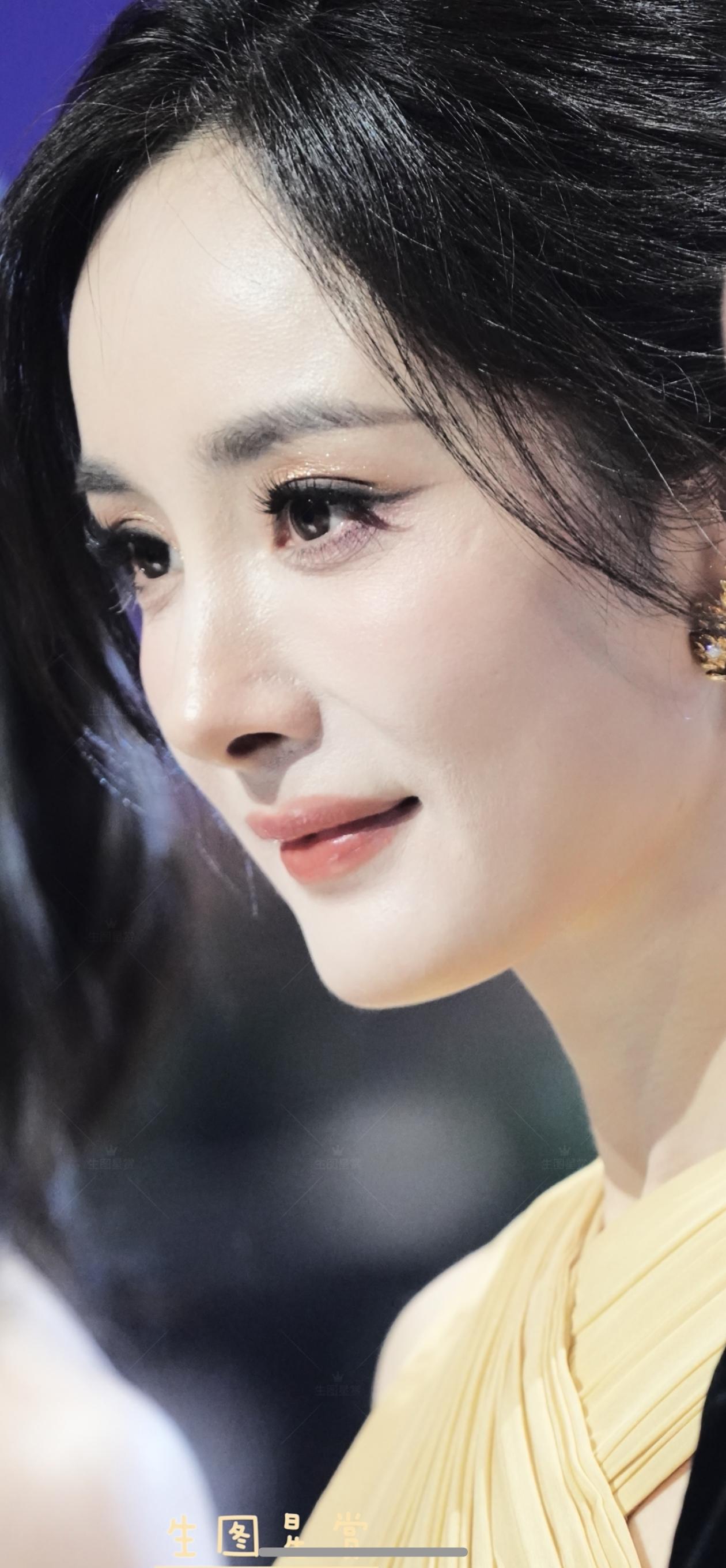 明媚仙飘的幂姐侧颜杀！幂姐这状态，真是绝了！走花路也要走出自己的风格~