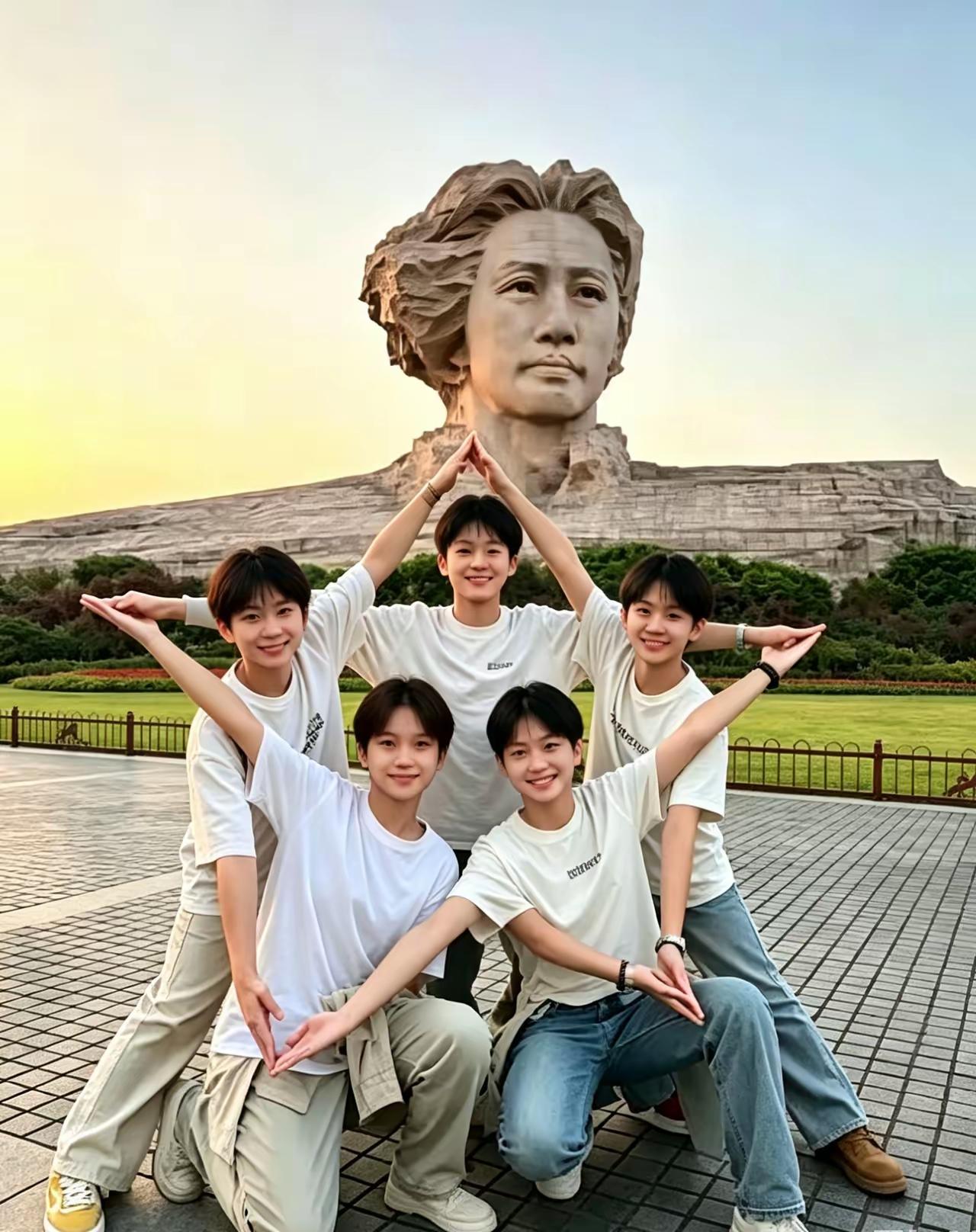 五位正年轻，
宛若旭日升。
以手摆造型，
拼出五角星。