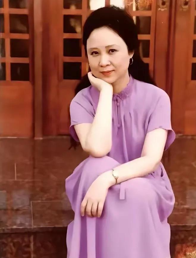 这是琼瑶老师40岁时的照片，雍容华贵，典雅大方，美不胜收