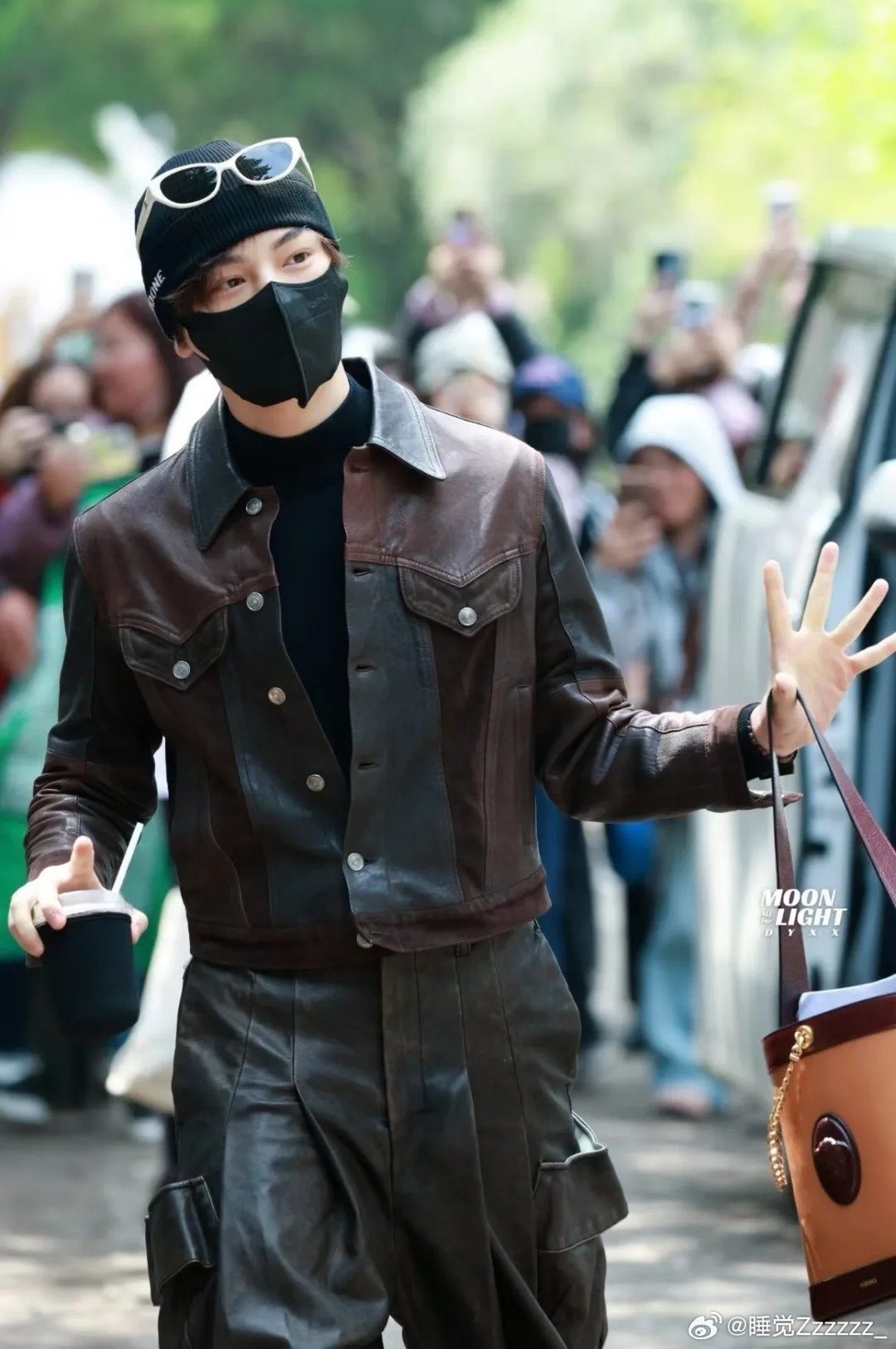 片场就是丁禹兮的秀场丁禹兮把片场走成秀场简约穿搭也难掩出众气质，把日常片场走出高