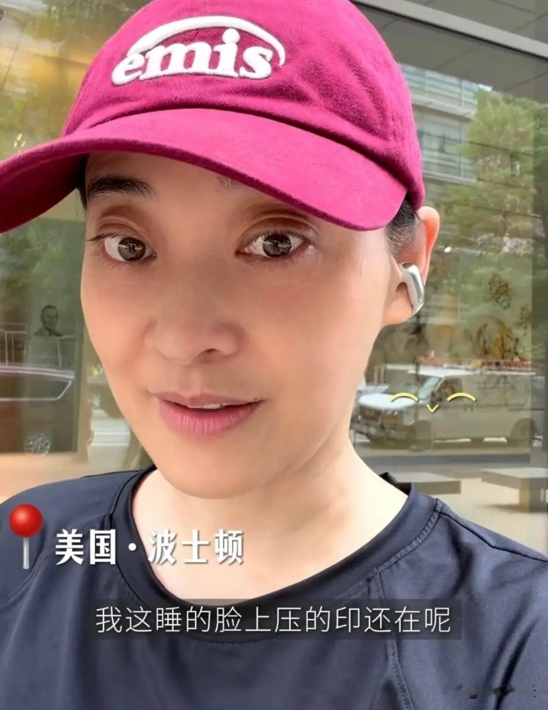 梅婷一家在美国波士顿过暑假，她和老公早起晨练，夫妻俩一起挑战慢跑10公里。曾剑穿