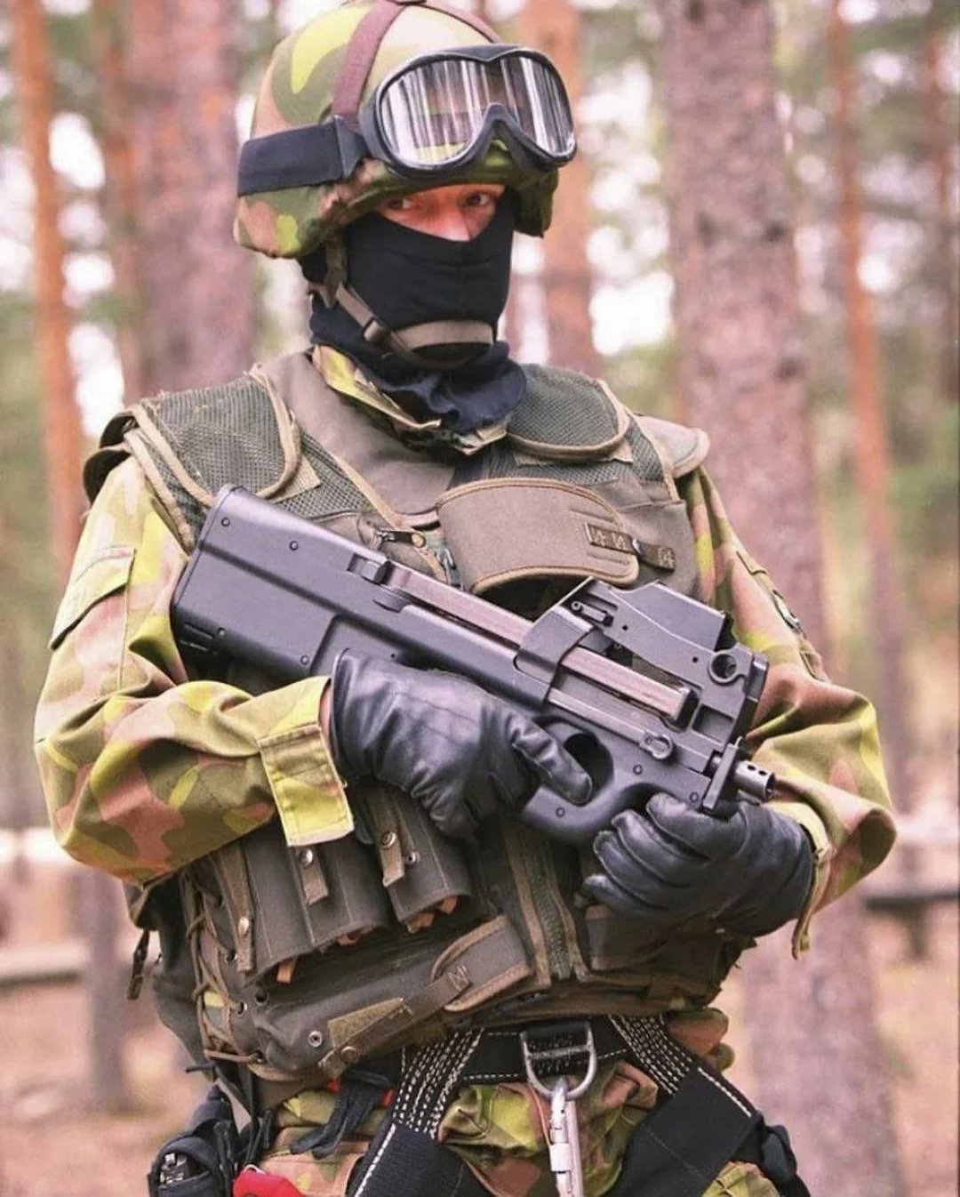 2000年代，手持（FN）P90冲锋枪（PDW：单兵自卫武器）的芬兰士兵。 