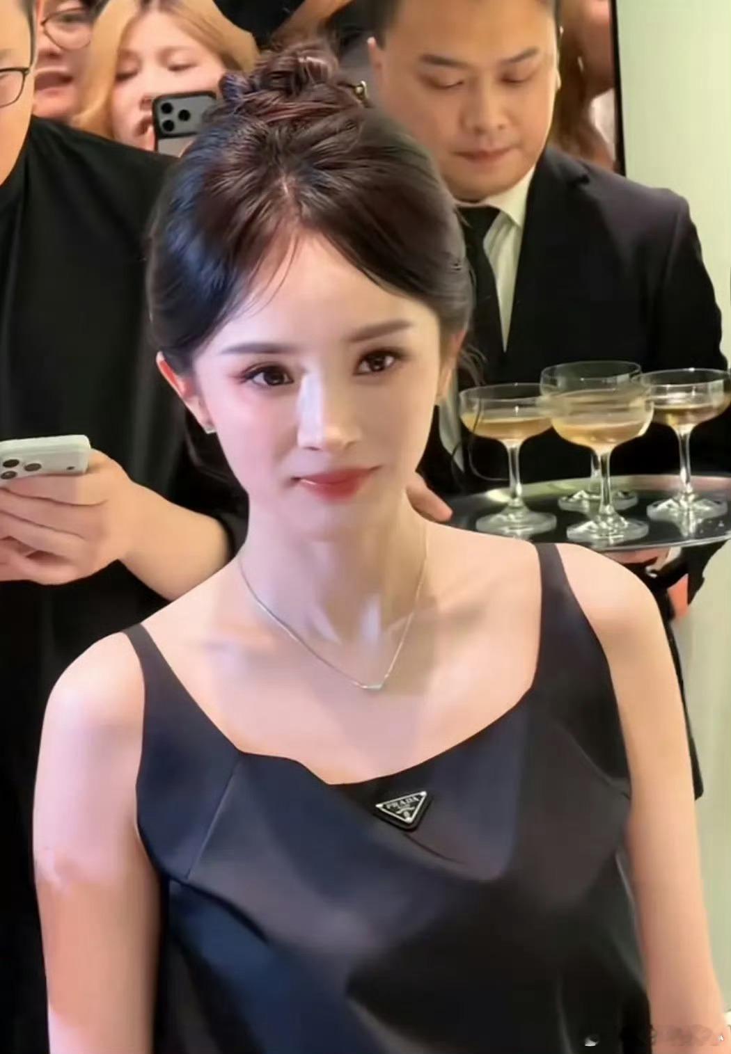 杨幂真的是越来越美了，简直是逆生长啊，脸蛋太精致了，真的好漂亮，一点皱纹没有 