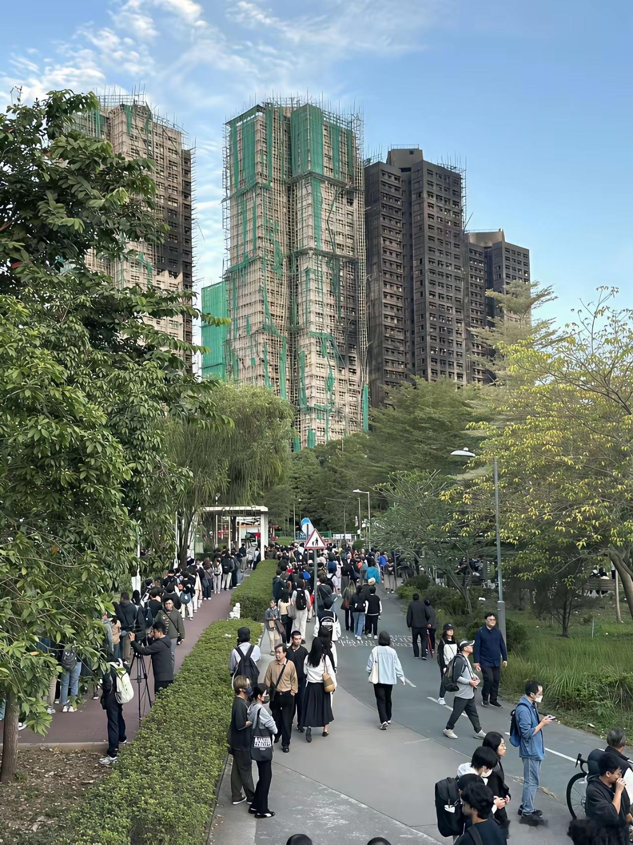 香港大埔宏福苑已造成146人死亡，一名香港博主Kenny（郑汝铿）被拍到在火场附