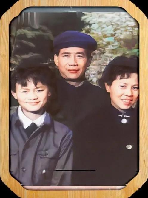 这不是剧照！是一张真实的老照片，照片中这个男孩如今已成为了家喻户晓的超级大人物，