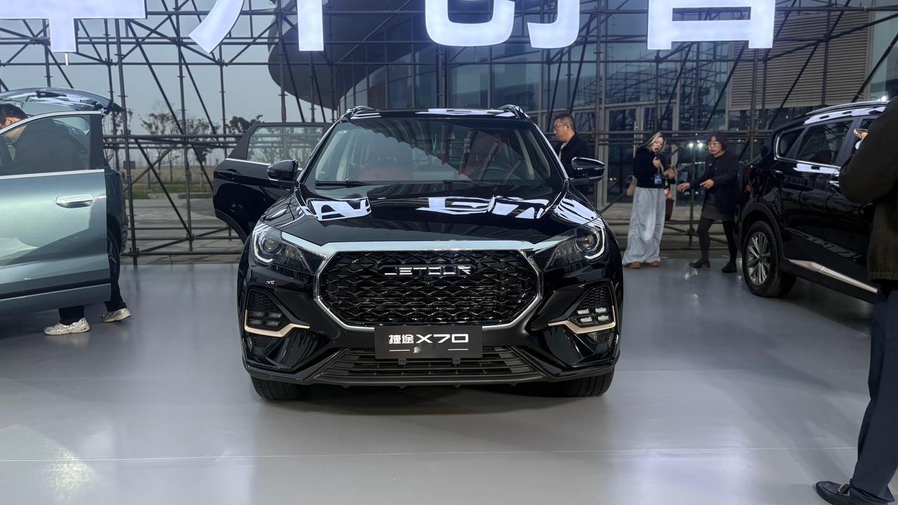 捷途 X70 空间在国产 SUV 里算偏大，但没那么神。前排 1 米 8 左右坐