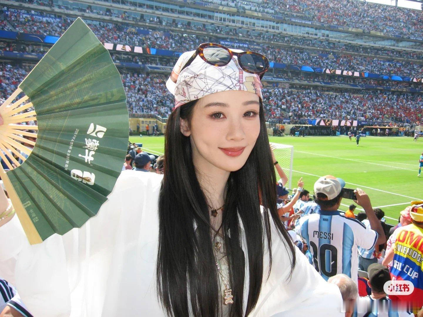 杨紫 杨紫李祯欢迎吱吱公主回国喜欢棒球风格的这套妆造，好看