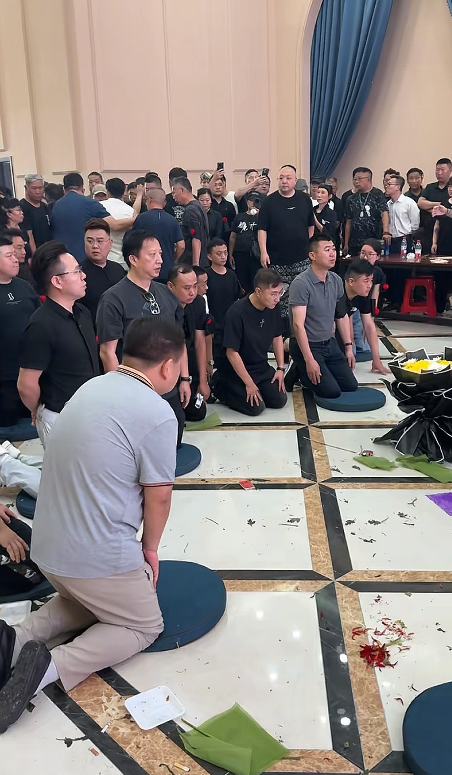 杨少华老爷子走得风光啊！不提奢侈的灵堂布置和几十辆劳斯莱斯豪车。就现场来得这些人