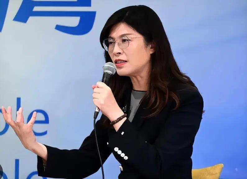 如何看待郑丽文访美计划？她与李宗仁是否会如出一辙？

国民党主席郑丽文即将踏上的