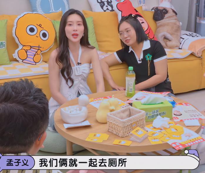 李雪琴和孟子义录节目的时候，一边洗澡一边聊八卦，结果忘记摘麦，也太尴尬了吧！

