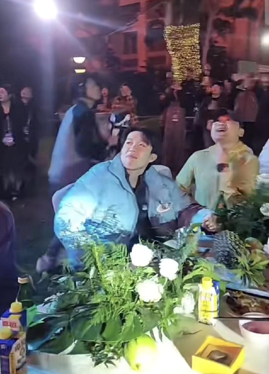 王楚钦今晚参加海口亚洲杯欢迎晚宴，现场燃放烟花，给大家很大惊喜。
王楚钦也是赶紧