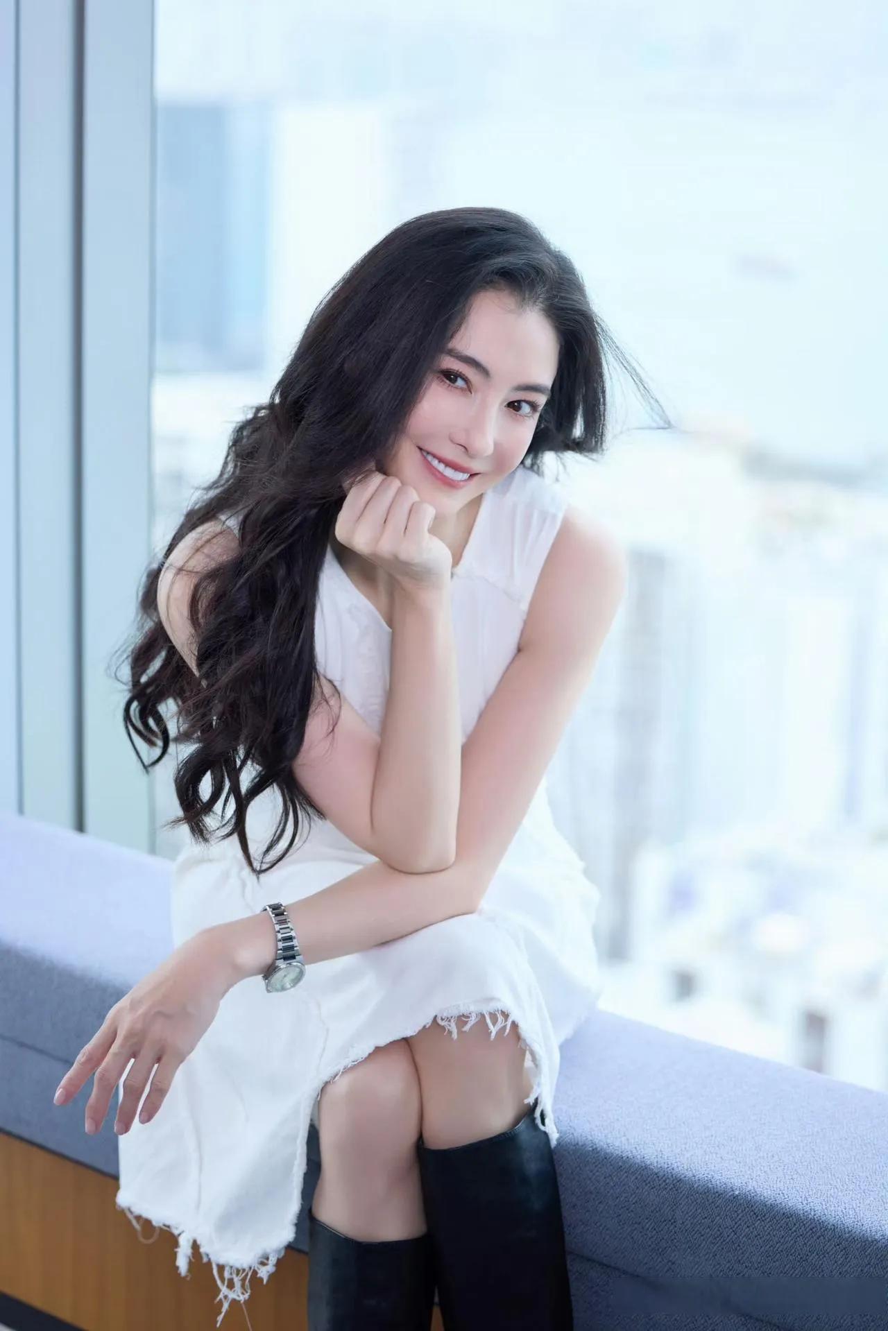 三套全白造型，甜酷、通勤、松弛风一键切换，简约又高级，白衣服这么穿真的太显贵了！