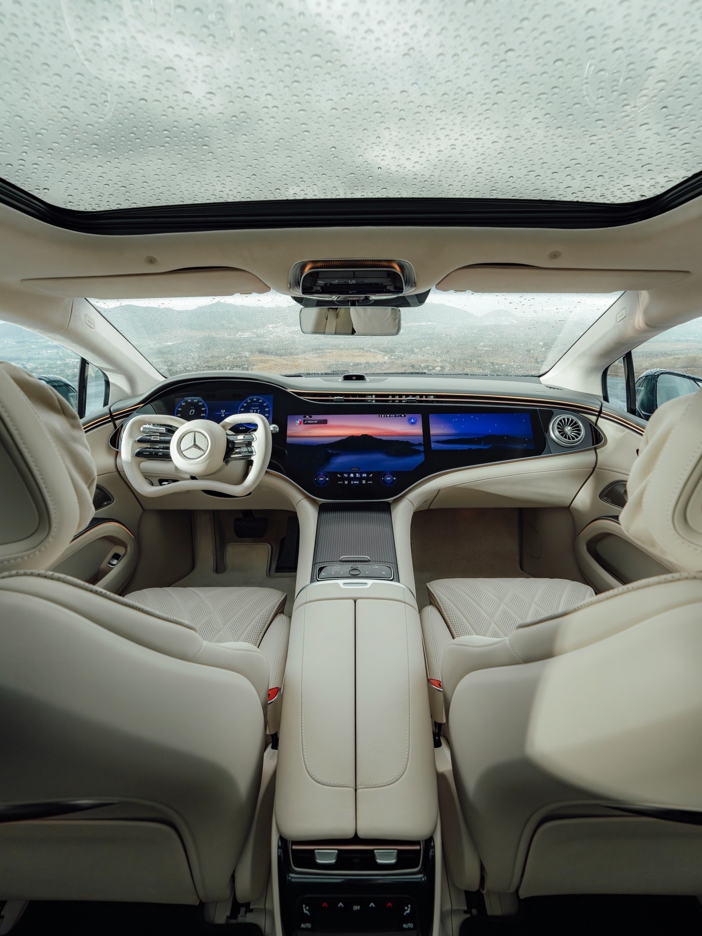 新款纯电动梅赛德斯-奔驰 EQS。据说带来更丝滑流畅的性能、快速充电技术，以及让