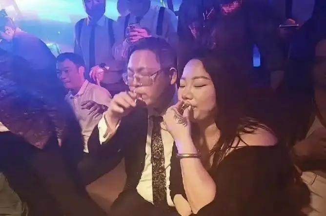 5月8日，南昌网友深夜爆料！一向低调避世的豪门少爷罕见露面，举止随性毫无豪门架子