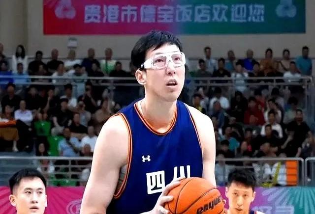 他没参加亚洲杯，却火得一塌糊涂，被迅速推上热搜。
一是做解说嘉宾，满满的负能量。