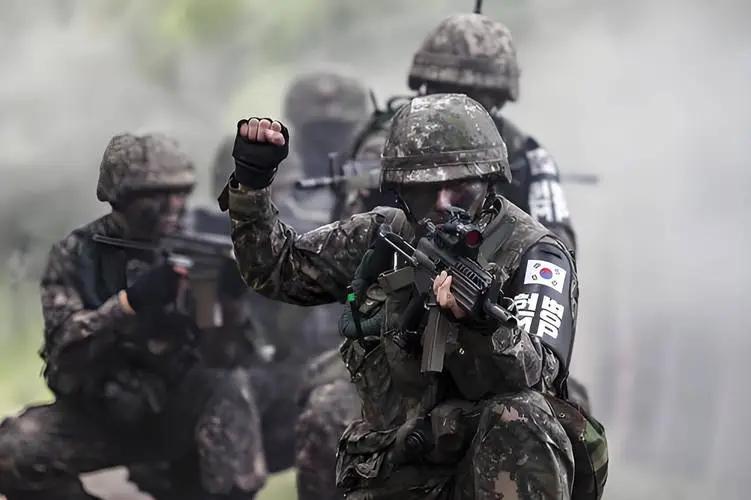 谨慎过头？韩军方拆除此前使用的中国产监视器。
据韩国媒体报道，韩国军方与情报部门