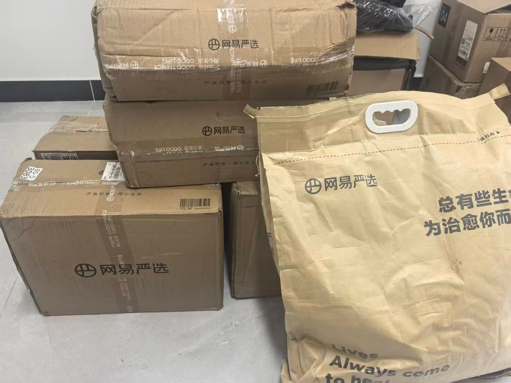 梓渝粉丝YUNI向76所高校捐赠猫粮梓渝粉丝也太棒了，向76所高校，捐赠了猫粮，