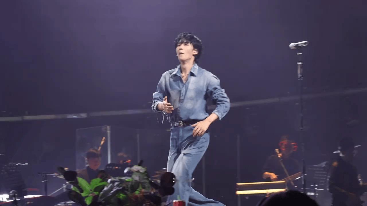 王赫野提词器像我背韩文歌现状 羡慕现场观众，一边听神仙改编，一边看魔性提词器，听