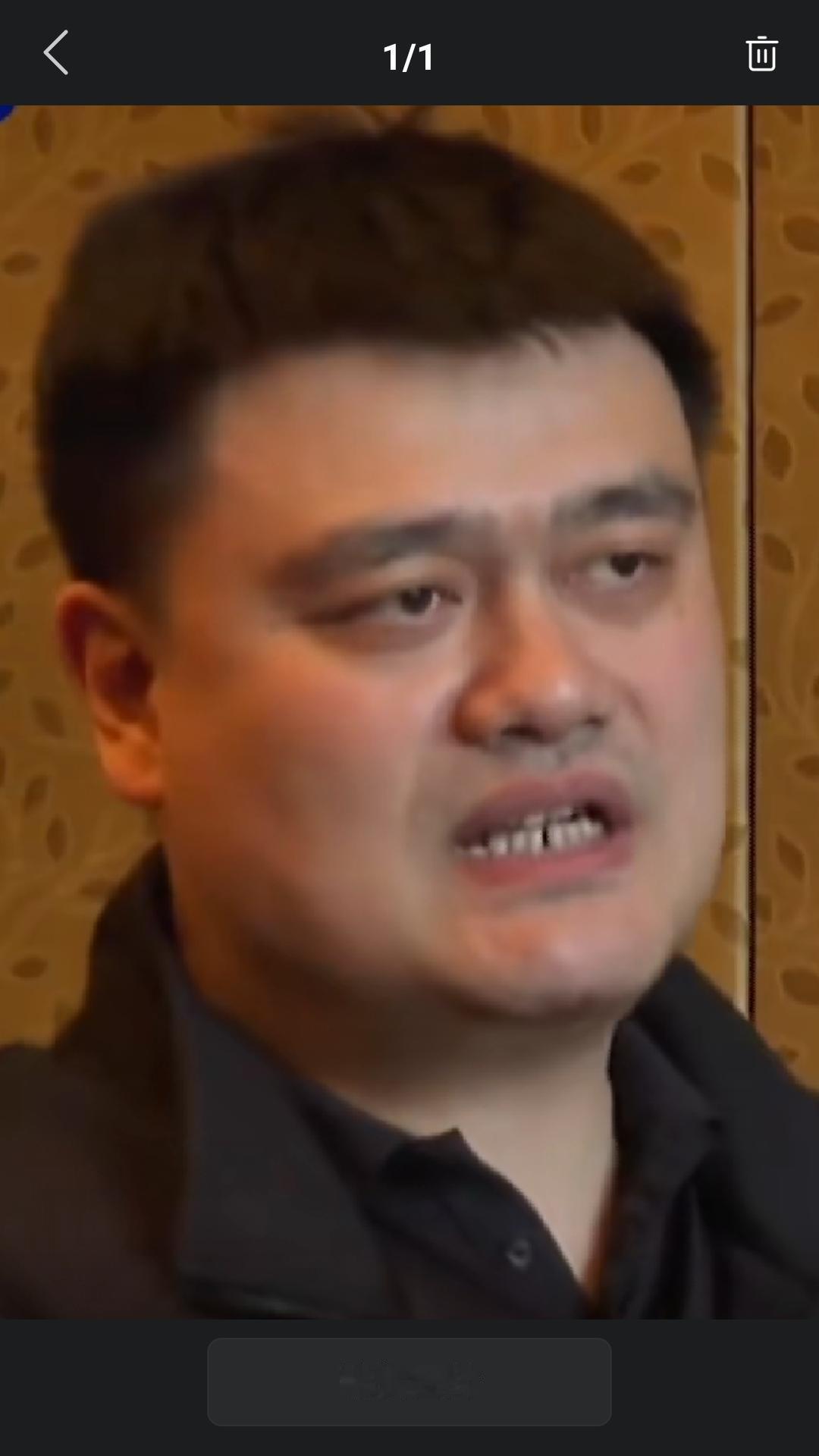 中国男篮名宿，篮球名人堂成员姚明做客朗读者，接受董卿采访。被问到自己和篮球的渊源