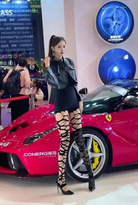 所谓自古英雄难过美人关，每个男人都喜欢美女，经过调查，车模是绝大多数男人的钟爱。